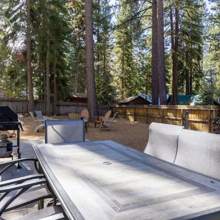 Perfect location! Cabin w/ hot tub- walk to beach, golf & trails