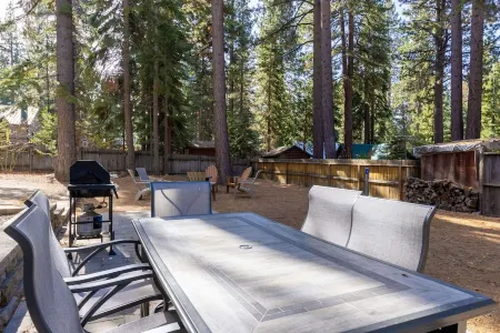 Perfect location! Cabin w/ hot tub- walk to beach, golf & trails Отели в г. Тахо Виста