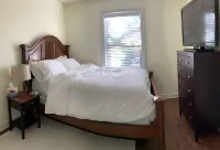 Razorback Retreat: 3BR, 2BA • Sleeps 8 • King Bed • Garage Access • 2min to UofA