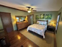 Hocking Hills Cabin- private hot tub, hiking trail, caves, fire pit, pool table