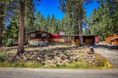 Tahoe's Gem - A Cozy Heart-of-Adventure Getaway. Min to lake, ski, hike, bike