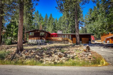 Tahoe's Gem - A Cozy Heart-of-Adventure Getaway. Min to lake, ski, hike, bike Отели в г. Доллар Пойнт