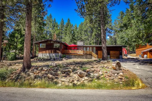 Tahoe's Gem - A Cozy Heart-of-Adventure Getaway. Min to lake, ski, hike, bike Hotels in Dollar Point