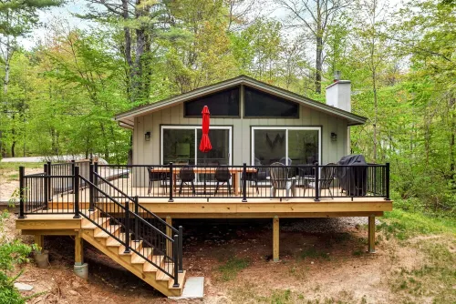 Cozy, Pet-Friendly Escape Near Lake & Mountains