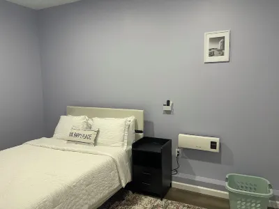 Luxurious, pristine apartment near country club, perfect for a splendid getaway!