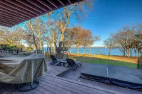 Million Dollar Lake house with Hot tub, King bed Fast Wi-Fi