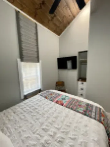 AMAZING LAKE VIEWS  DOUBLE DECK WITH HOT TUB AND 2 PORCH SWINGS