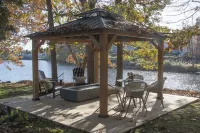 Waterfront Holiday Vacation Villa New England - 2 min from Ocean W/ fireplace Hotels in 