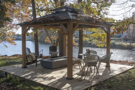 Waterfront Holiday Vacation Villa New England - 2 min from Ocean W/ fireplace