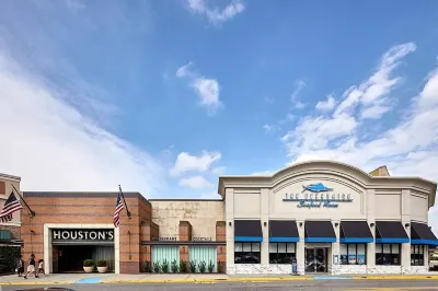 Elegant Main Street Living* Near NYC Hotels near Foschini Park