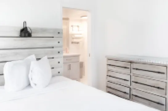 PRIVATE BEACH: A SLICE OF HEAVEN @ NIANTIC W/ 6 QUEENS 1 FULL BED