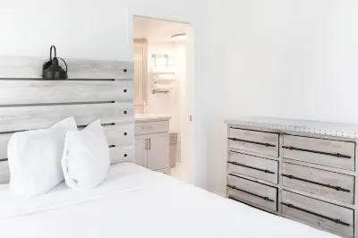 PRIVATE BEACH: A SLICE OF HEAVEN @ NIANTIC W/ 6 QUEENS 1 FULL BED