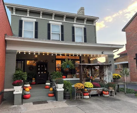 Cozy 1-bedroom in the heart of Historic Downtown Chillicothe Отели рядом с достопримечательностью «Адена Стейт Мемориал»