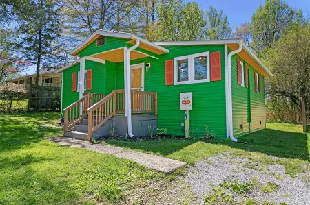 King Bed! Walk Downtown + Close to National Forest + Brevard Music Center Отели в г. Бревард