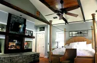 Romantic Spa Experience in Luxurious Creekside Honeymoon Cottage in the Landings