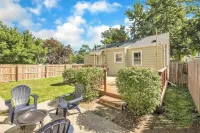 Cozy- Stylish 2 bd with fenced in back yard w/ Firepit