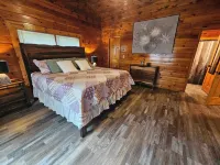 Our cozy cabin has a spacious yard. Great for families! Отели рядом с достопримечательностью «Национальный парк Грэйт Смоки Маунтинс»