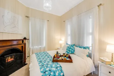 Toowoomba Character listed cottage/pet friendly. Hotels near University of Southern Queensland Art Collection