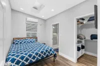 New home closed to everything to enjoy with your friends or Family Hotels in Mid-City