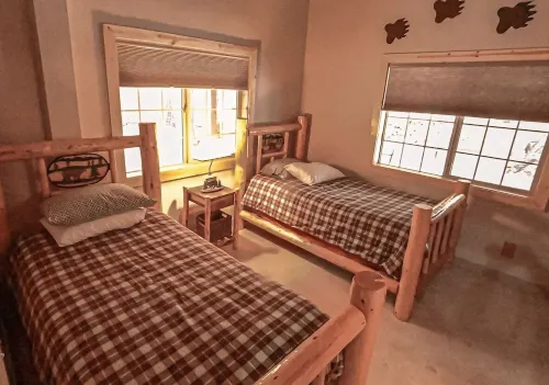 Cozy Cabin with wrap around porch. Walking distance to Chalet View Lodge.
