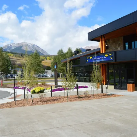 Luxury Getaway of the Rockies, minutes from 5 major ski areas