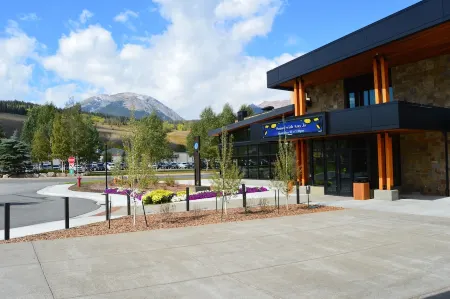 Luxury Getaway of the Rockies, minutes from 5 major ski areas