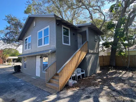 Bradenton duplex near downtown Pier, Harbor, Riverwalk & beaches.  Pet friendly! Отели рядом с достопримечательностью «Запад Гейт»