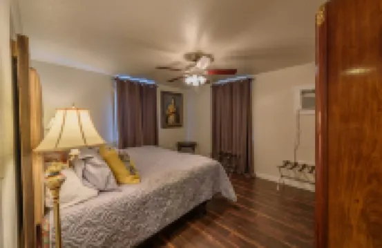 Hidden Gem Rustic private Cottage but minutes to downtown Fredericksburg.