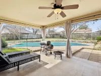 Cozy Pet-Friendly Retreat, Seasonal Pool & Fireplace, Sleeps 10 クリーバーンのホテル