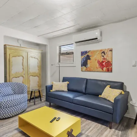 Downtown Blonde Bungalow w/Fully Fenced BIG YARD, AC, W/D, 2 Samsung Smart TVs