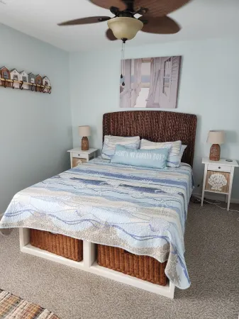 Beach, ocean front condo 6 guests , 2 br, queen sofa bed,  p.u. crib. Отели в г. Серфсайд Бич