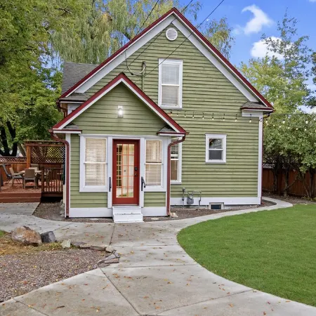 Lux Kalispell Farmhouse w/ Large Hot Tub