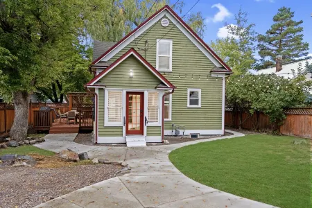 Lux Kalispell Farmhouse w/ Large Hot Tub