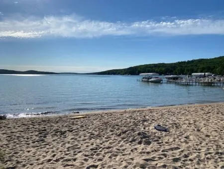 Walloon Escapes! GameRoom! Lakefront! Pets! Fireplace!Fall Colors!Boyne Mountain