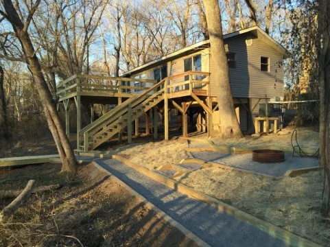 Riverfront Cabin on Exclusive Jon's Pocket!