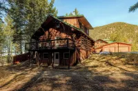 Cozy Mountain Retreat at the entrance of Montana's Ten Lakes Scenic Area