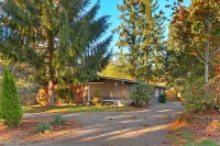 Cozy Haven with Hot Tub & AC Near Bangor Base and Hospital in Silverdale - Bungalows