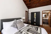 Calgary Haus - woodsy cabin vibes surrounded with nature, comfort, and style