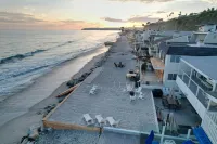 Beachfront Bliss - Steps to Sand + 5 Large BRs - 3성급