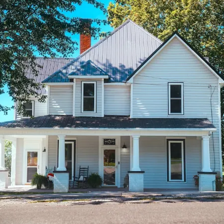 Downtown  4-bedroom with boat and Rv parking close to Lake