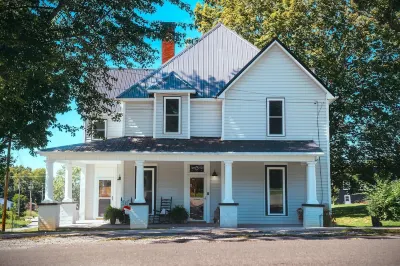 Downtown  4-bedroom with boat and Rv parking close to Lake Hotels near Overton Plaza Shopping Center