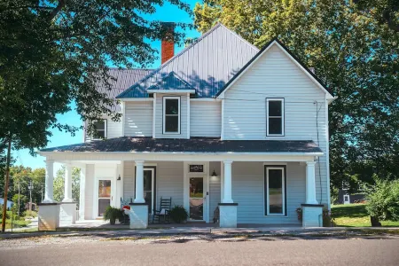 Downtown  4-bedroom with boat and Rv parking close to Lake