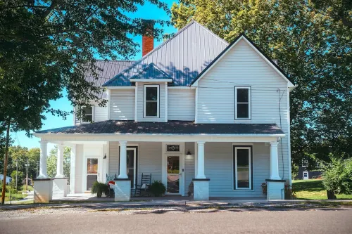 Downtown  4-bedroom with boat and Rv parking close to Lake