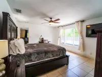 Grey Manor – Spacious 3Br/2BA Hallandale Home, Heated Pool & Smart Amenities ハランデール・ビーチのホテル