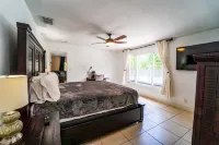 Grey Manor – Spacious 3Br/2BA Hallandale Home, Heated Pool & Smart Amenities
