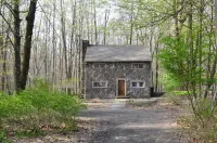 ADORABLE CREEK COTTAGE Charming Original Details, Fireplace, Near Town, WiFi