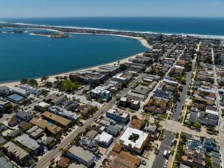 Beach House one block from Mission Bay w/AC Отели рядом с достопримечательностью «Мишен Бич»