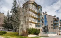 Spacious 2BD + Den, Ski In OutIn the Heart of Beaver Creek VillagePool jacuzzi