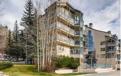 Spacious 2BD + Den, Ski In OutIn the Heart of Beaver Creek VillagePool jacuzzi Hotels in Beaver Creek