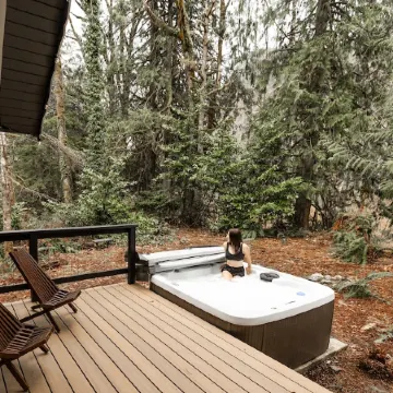 Fern Grove Cabin - Riverfront, Mountain views, Hot tub, Fire pit, Pet-friendly